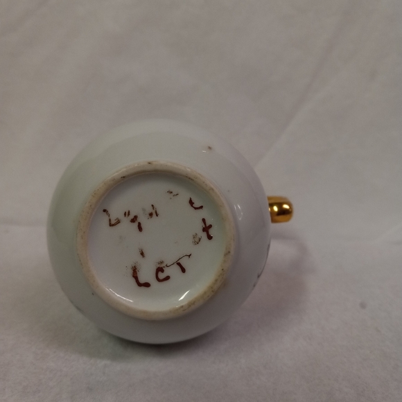VINTAGE Pitcher Bud Vase White Porcelian Ceramic W/ Gold Trim SmallAsian Flowers - Picture 6 of 7